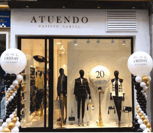 vitrine decorada com balões black friday