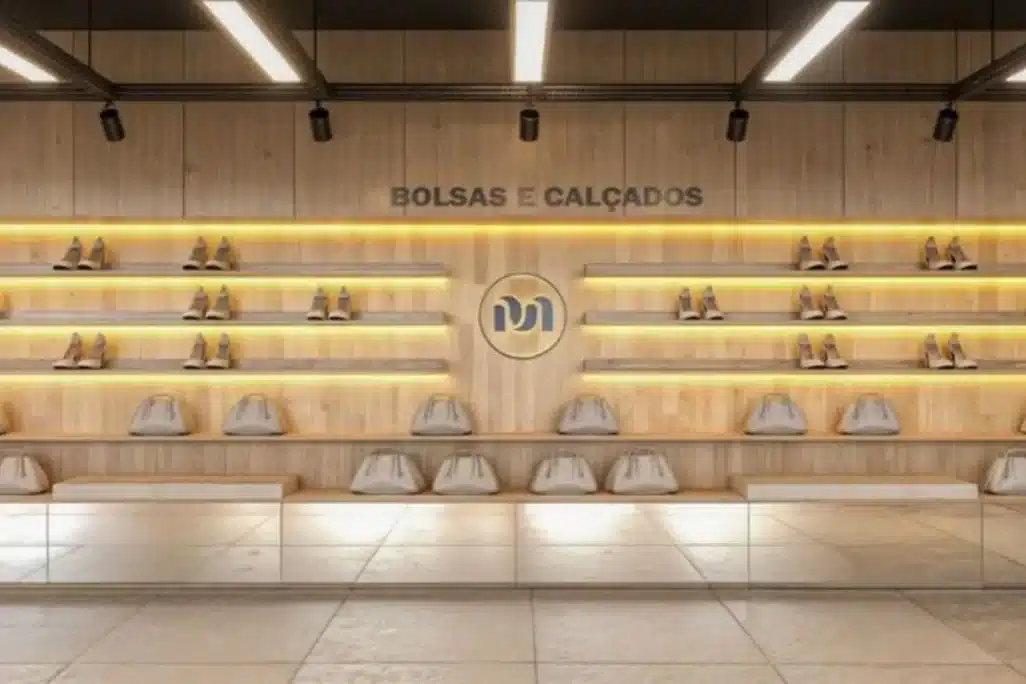 Ponto de venda com iluminação estratégica, expositores lineares e organização visual para calçados e bolsas.