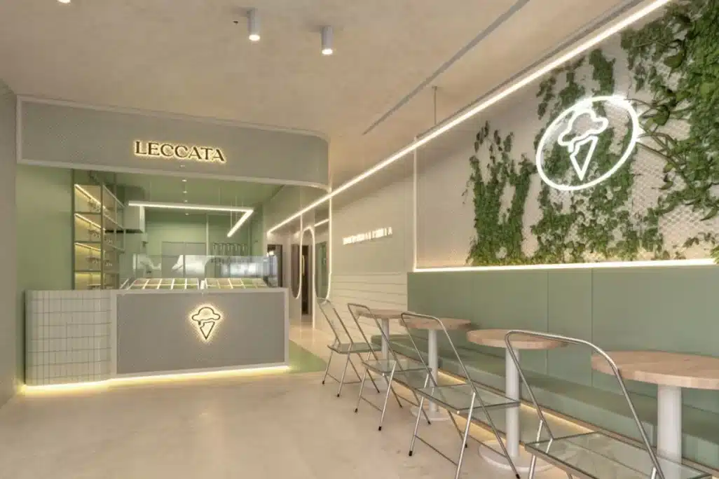 Projeto de retail design da sorveteria Leccata com layout clean e entrada iluminada