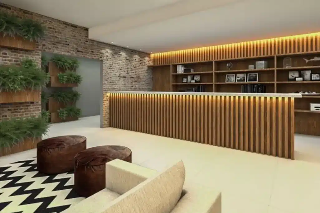 Projeto de reforma do Chupinguaia Hotel com recepção em madeira iluminada e parede de tijolos aparentes
