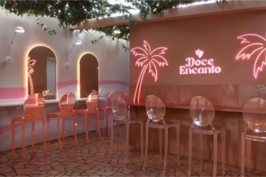 Projeto de reforma da loja Doce Encanto com decoração temática tropical e iluminação em neon