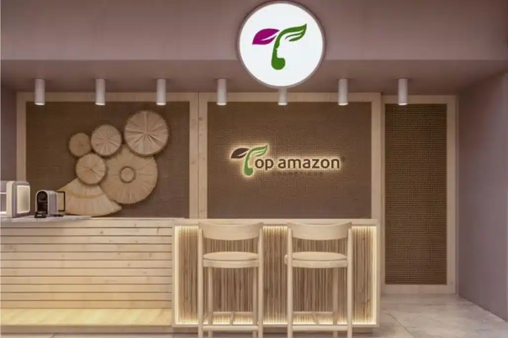 Projeto de reforma da Top Amazon com balcão iluminado e design natural