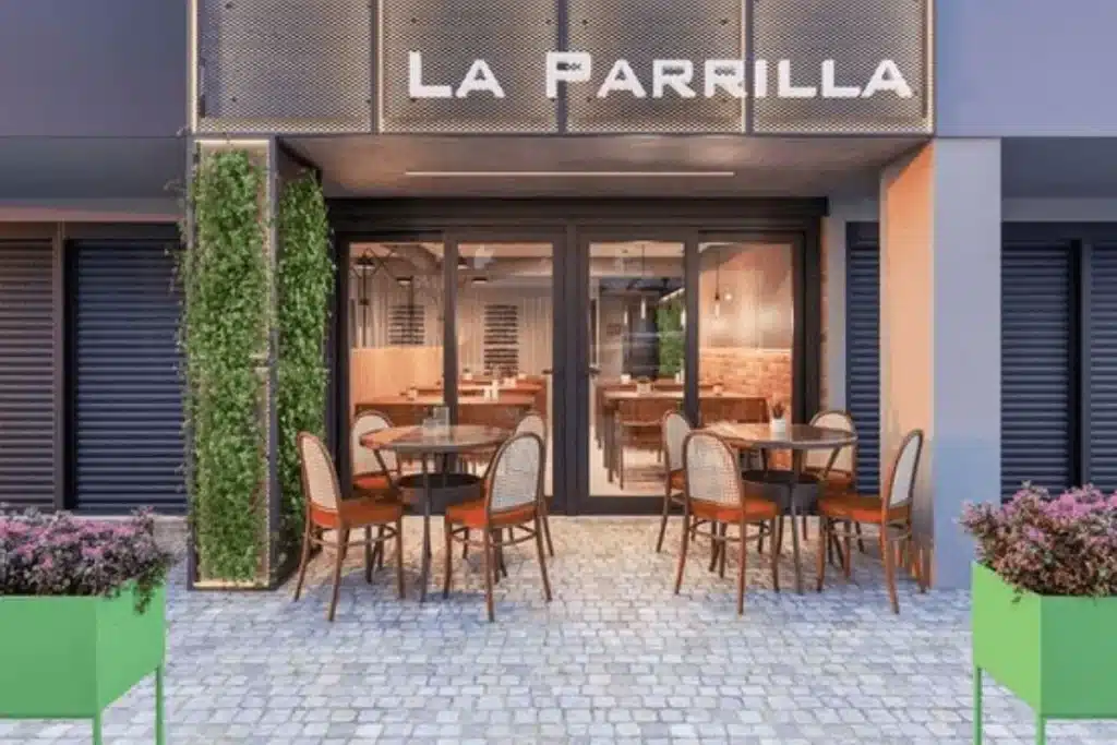 Decoração para restaurante com área externa charmosa, vegetação vertical e fachada envidraçada