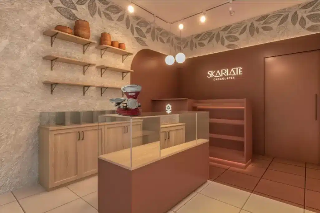 Retail design da Skarlate Chocolates com estética artesanal e identidade visual marcante