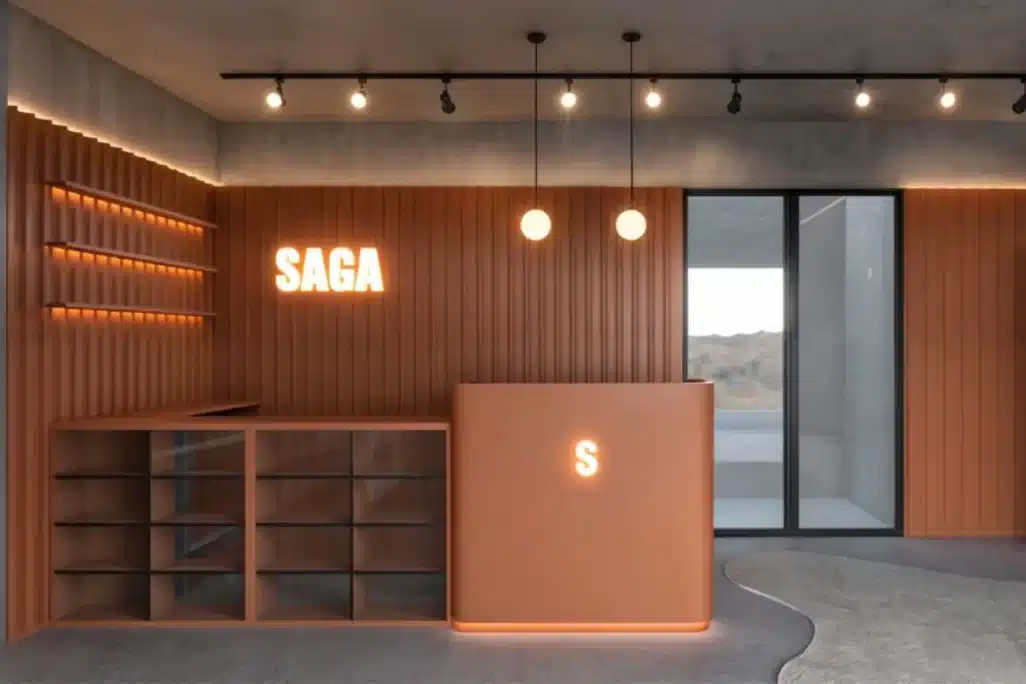 Projeto de ponto comercial pequeno com balcão iluminado e identidade visual marcante