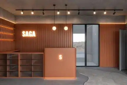 Recepção moderna com iluminação estratégica — exemplo de o que precisa para abrir loja física com identidade visual forte.