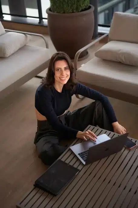 A arquiteta Sarah Penido em um de seus espaços para home office, onde projeta espaços comerciais para o Brasil todo.